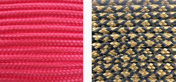 Gros plan sur deux types de paracorde tressée, l'une rouge vif et l'autre bicolore noir et doré.