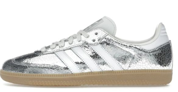 Paire de sneakers authentiques Adidas Samba argent métallisé avec trois bandes blanches et semelle en gomme sur fond blanc