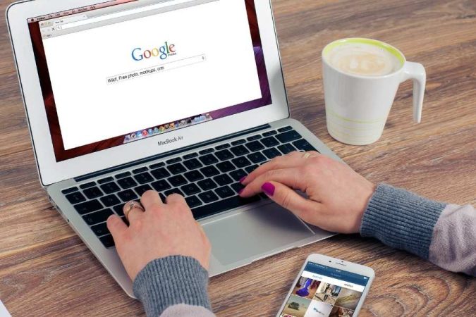 Une personne utilise un ordinateur portable MacBook Air pour naviguer sur le moteur de recherche Google.
