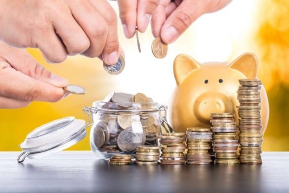 Des mains déposent des pièces dans un bocal et une tirelire pour aider à optimiser votre budget.